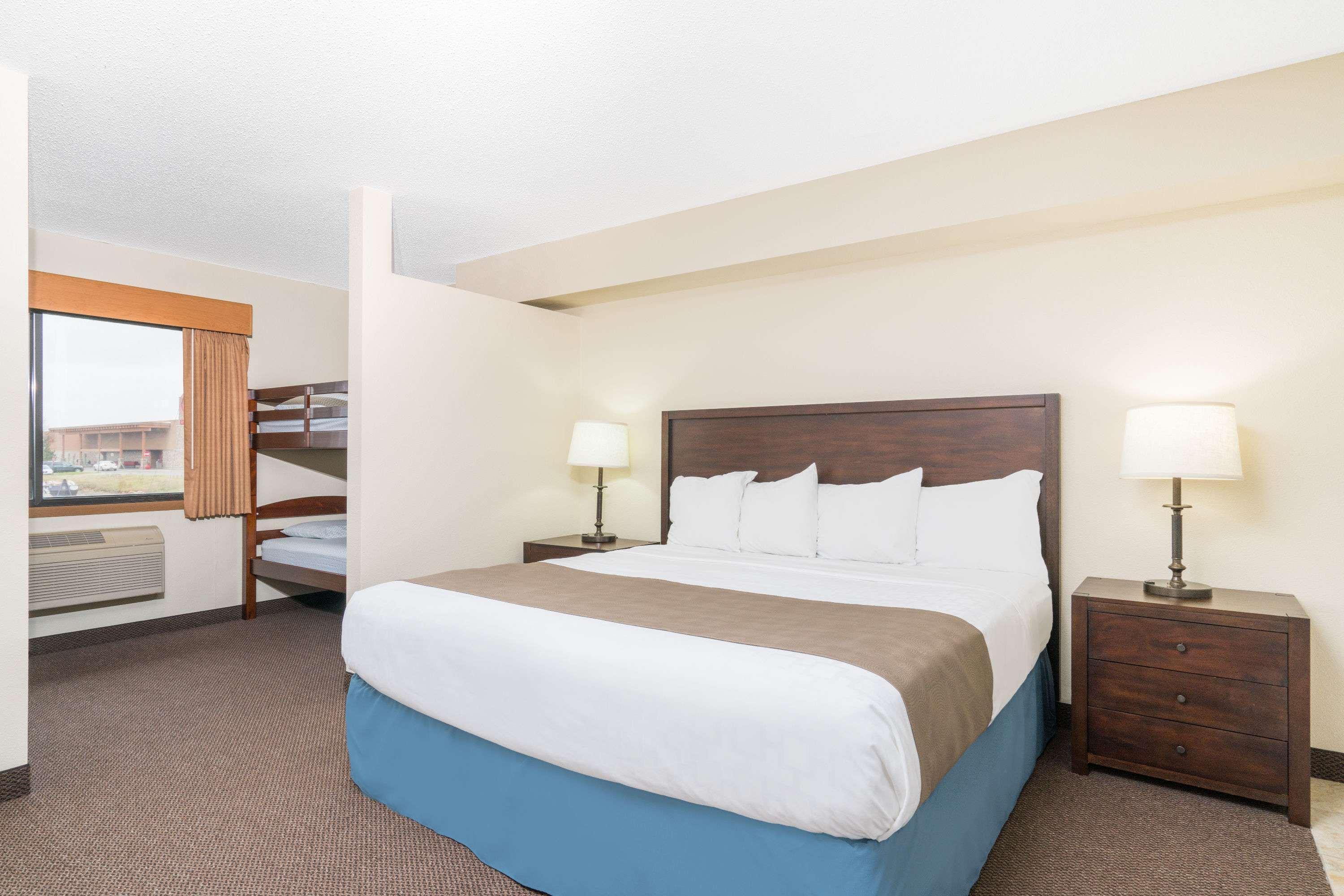 Days Inn & Suites By Wyndham Baxter Brainerd Area Exterior photo