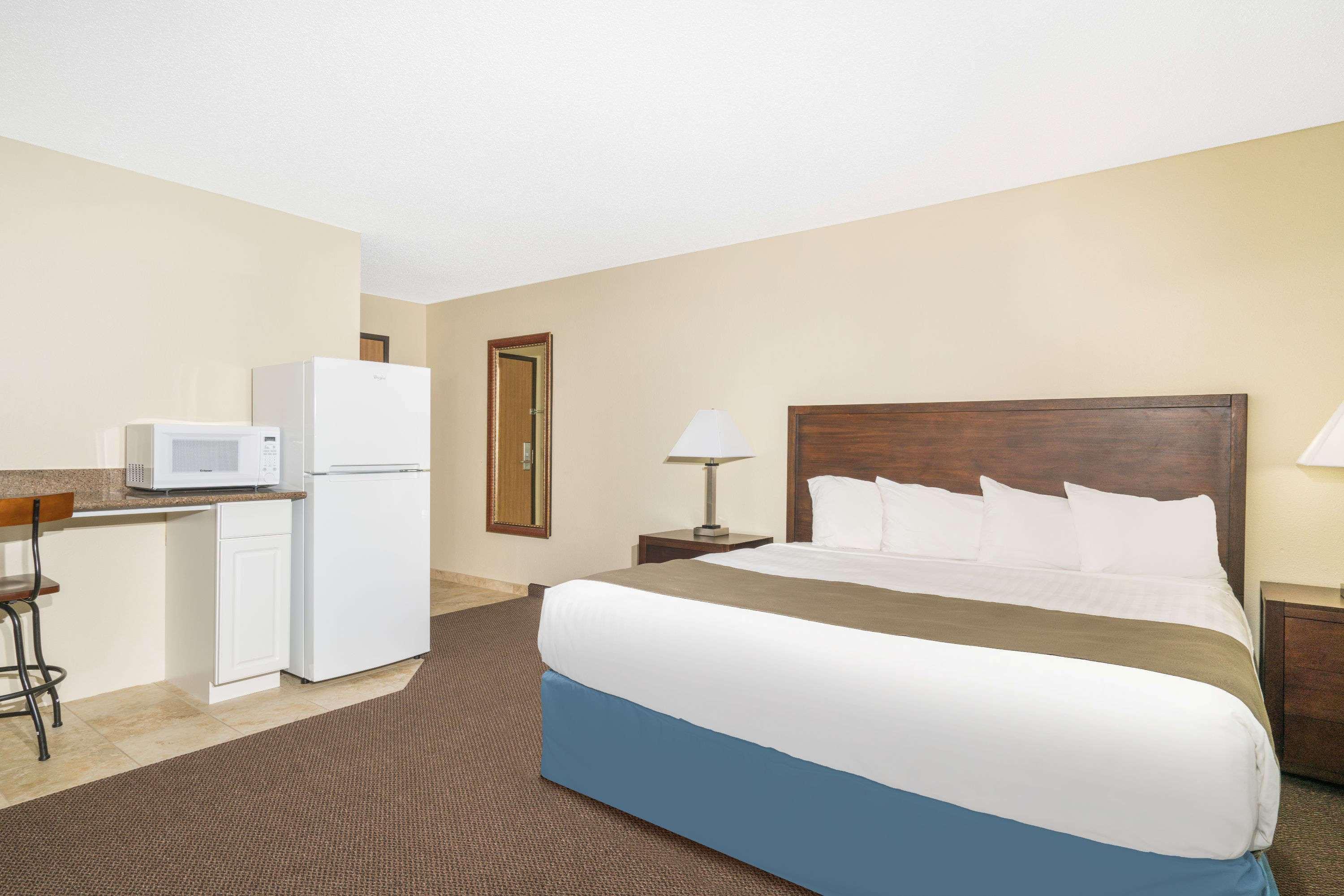 Days Inn & Suites By Wyndham Baxter Brainerd Area Exterior photo
